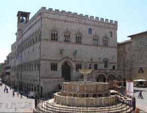 3444211-Palazzo_dei_Priori_Fontana_Maggiore-Perugia.jpg