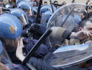 cariche polizia.jpg