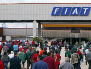 operai_davanti_stabilimento_fiat.jpg