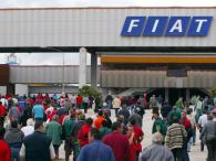 operai_davanti_stabilimento_fiat.jpg